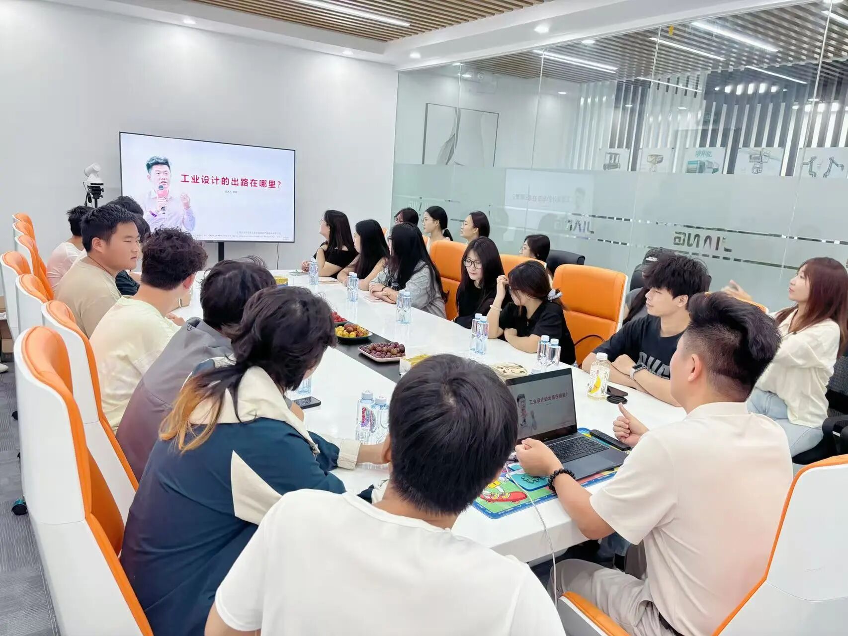 北海藝術設計學院師生走進匠品設計--探討工業設計的出路在哪里?